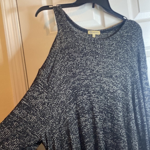 Democracy cut out shoulder sweater - Picture 2 of 3